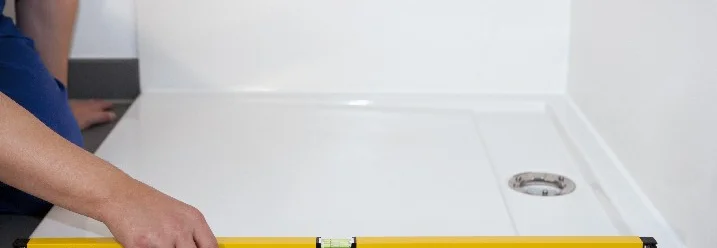 Wasserwaage auf Duschwanne